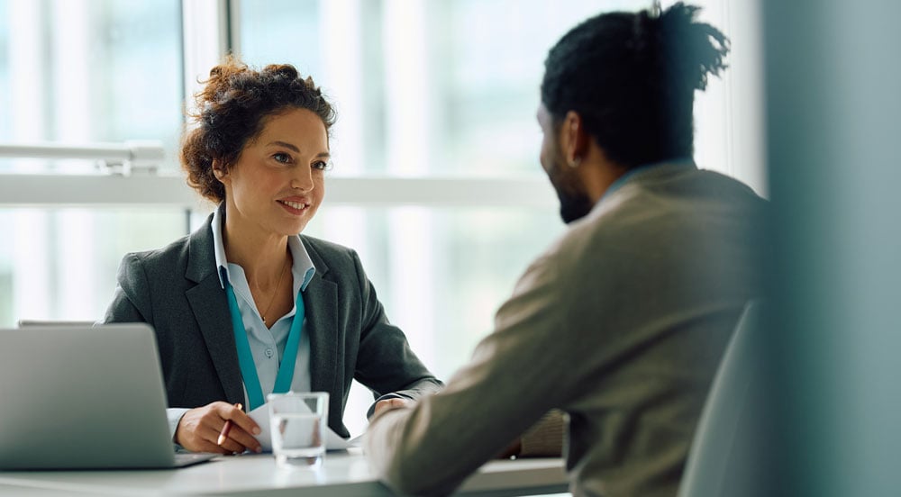 Sem Parar Empresas: homem conversando com mulher do RH para solicitar o auxílio-doença pelo INSS