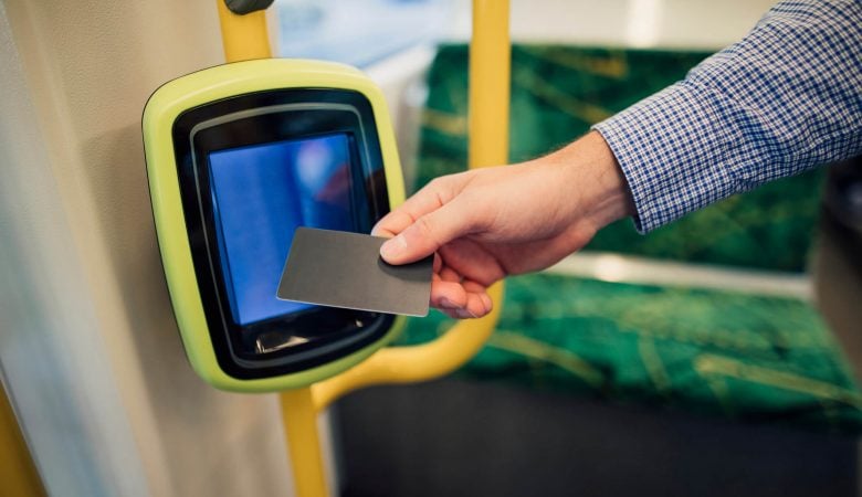 Vale-transporte ou vale-combustível: qual benefício oferecer?