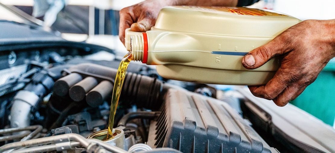 Entenda qual a importância da troca de óleo de caminhão