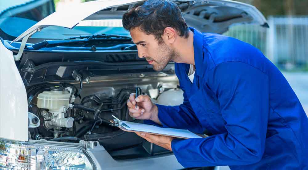 Sem Parar Empresas: homem analisando capô de carro aberto para o dia do consumo consciente