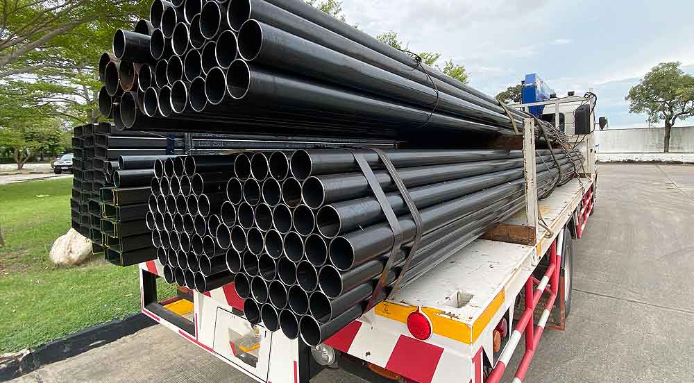 Sem Parar Empresas: caminhão transportando canos que receberam a amarração de carga adequada