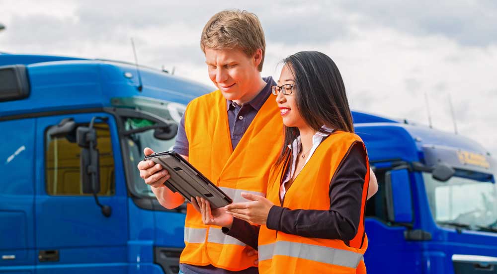 Sem Parar Empresas: duas pessoas em um pátio estudando como ser gestor de frotas