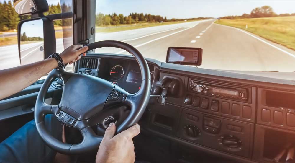 Sem Parar Empresas: caminhoneiro dirigindo e, rodovia livre, longe de condições adversas na estrada