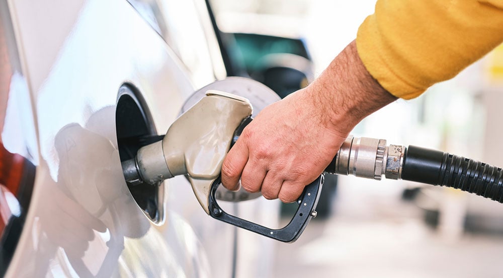 Carro sendo abastecido em posto onde o motorista irá pagar combustível com a Tag Sem Parar Empresas