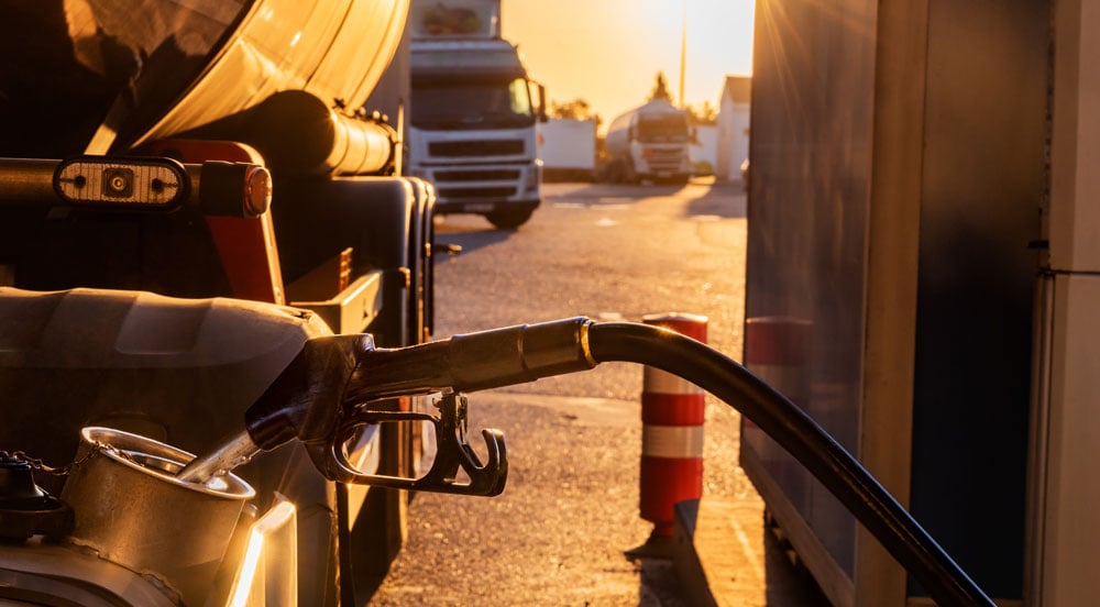 Caminhão abastecendo. A empresa dona dos veículos faz a gestão completa dos custos de combustível de frotas com a solução Sem Parar Empresas