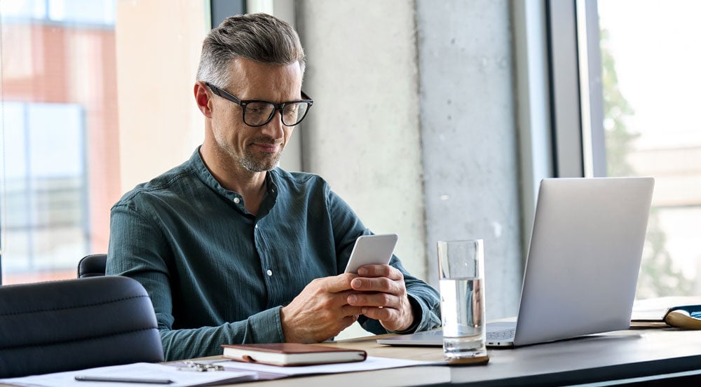 Sem Parar Empresas: homem fazendo o cancelamento da tag pelo aplicativo pois teve seu carro roubado