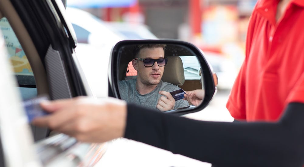 Sem Parar Empresas: motorista pagando frentista de posto com o Sem Parar Cartão Combustível