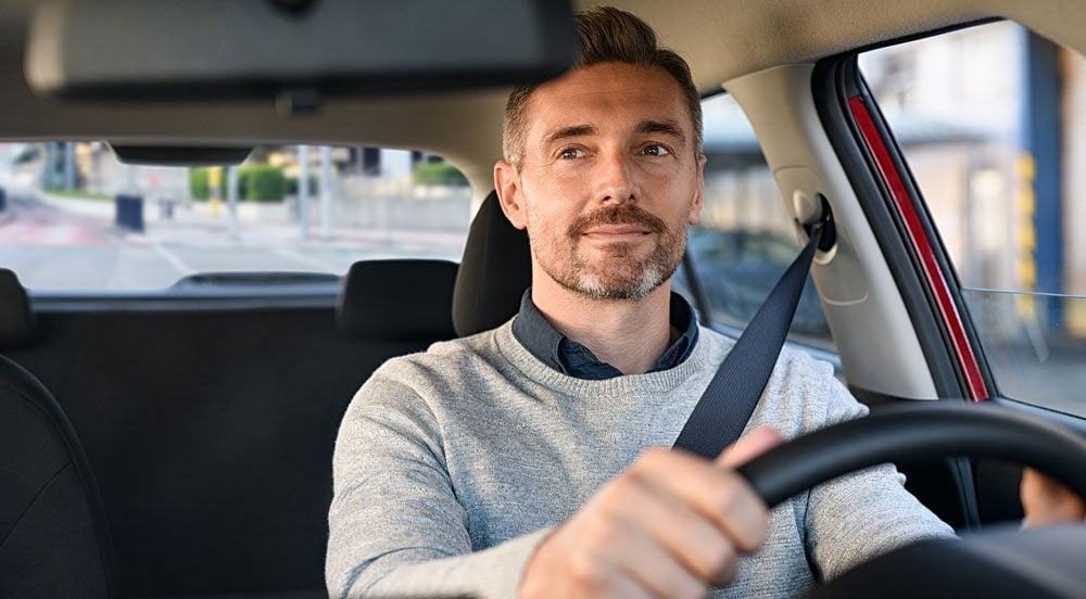 Sem Parar Empresas: homem dirigindo carro para MEI