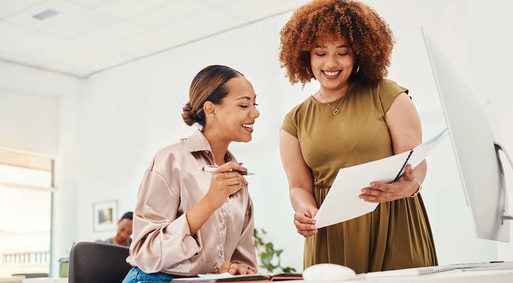 Sem Parar Empresas: duas mulheres conferindo os tipos de benefícios oferecidos pelas empresas