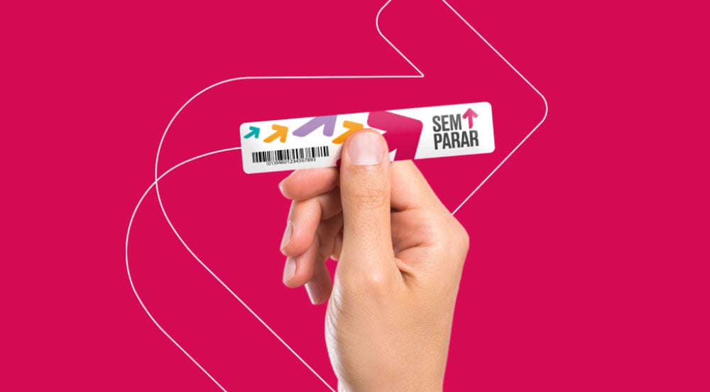 Mão segurando a tag plano empresarial da Sem Parar Empresas