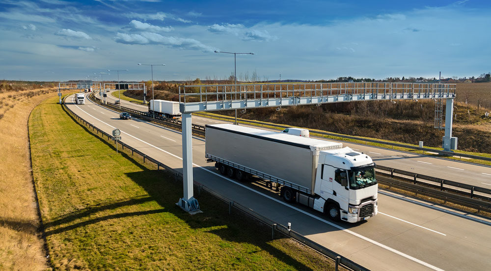 Sem Parar Empresas: caminhão seguindo as regras da ANTT pedágio ao passar por um pórtico do free flow