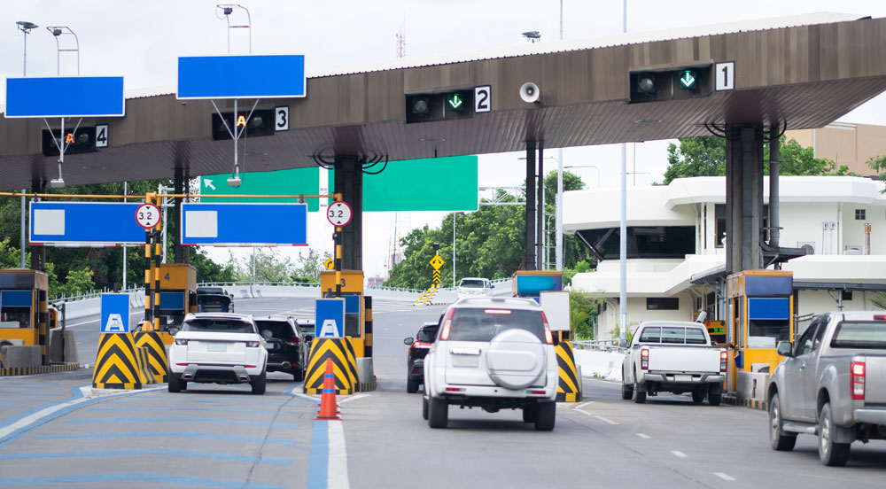 Sem Parar Empresas: praça de cobrança em rodovia, com zoom nas cabines sem parar pedágio que liberam os motoristas com pagamento automático, via sinal à distância