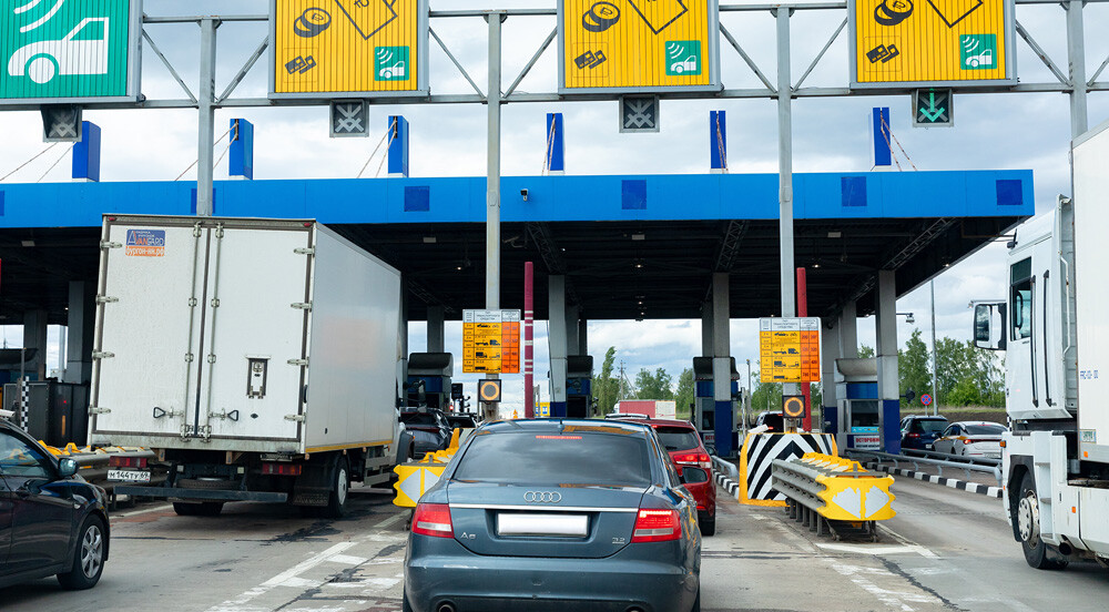 Sem Parar Empresas: vários veículos passando por uma praça de pedágio